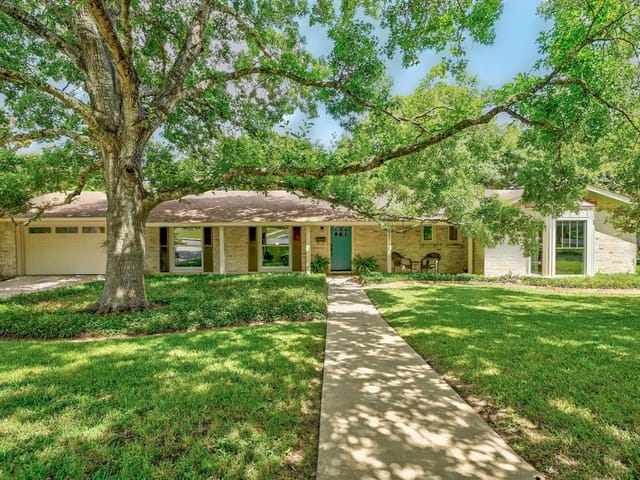 5807 Bullard Dr