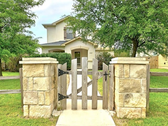 5809 Viewpoint Dr