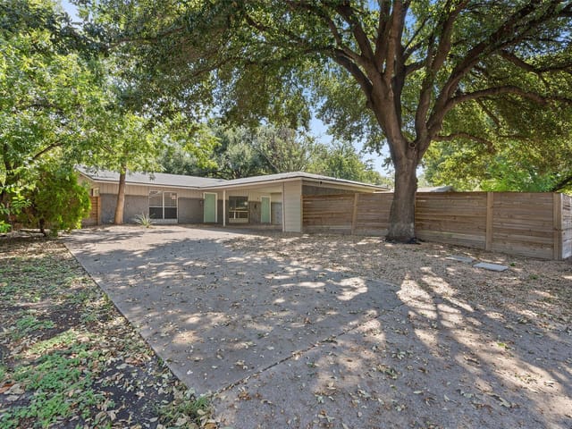 5813 Wellington Dr