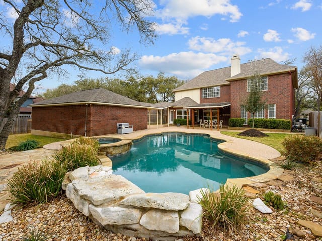 5823 Van Winkle LN