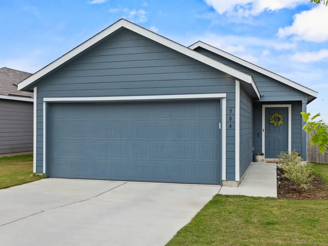 584 Commander Abbott DR