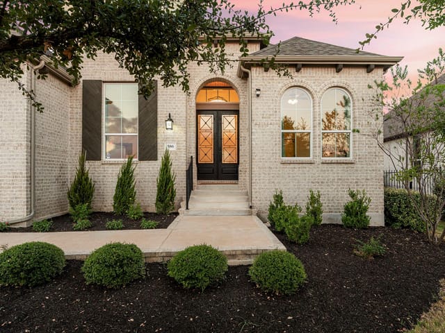 586 Two Creeks LN