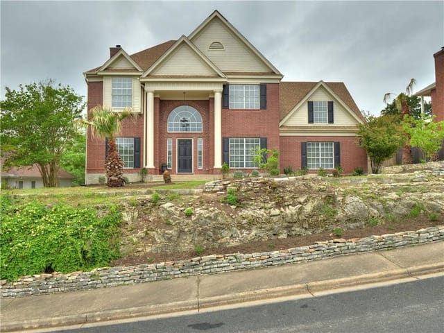 5902 Mountain Villa Dr