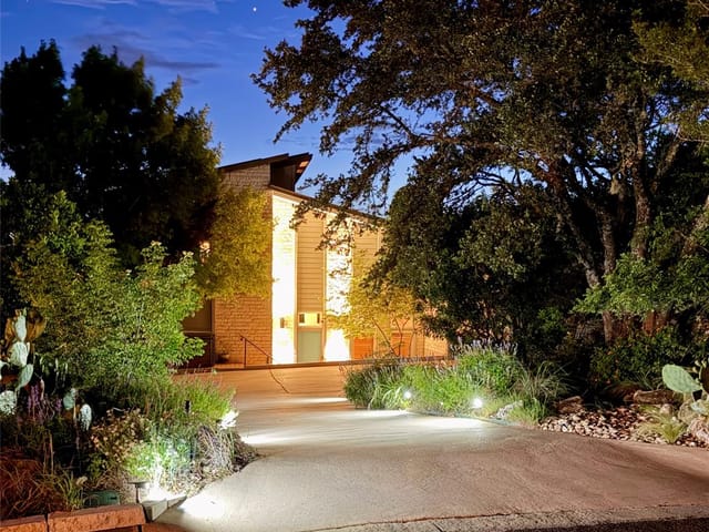 5904 Spartan Cv - front exterior - Luxury home in GREAT HILLS XX, Austin, TX