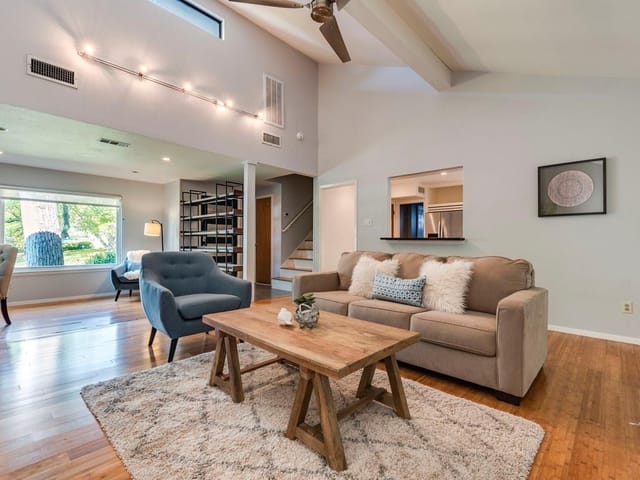 5905 Camino Seco