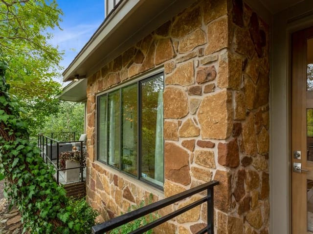 5952 Highland Hills Dr