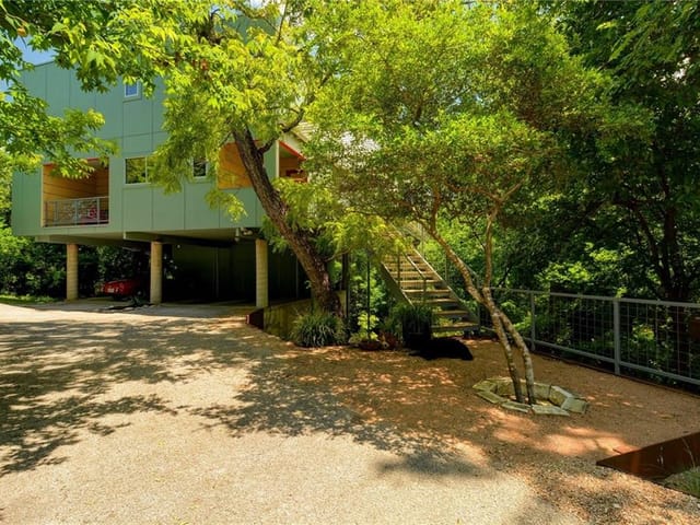 5957 Highland Hills Dr