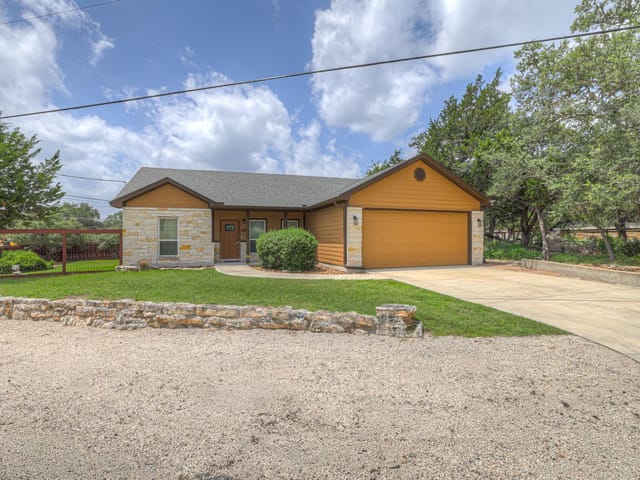 596 Riviera DR