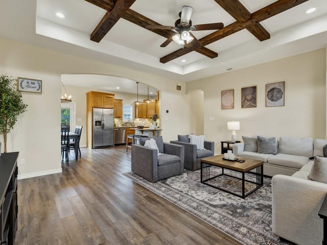 596 Riviera DR