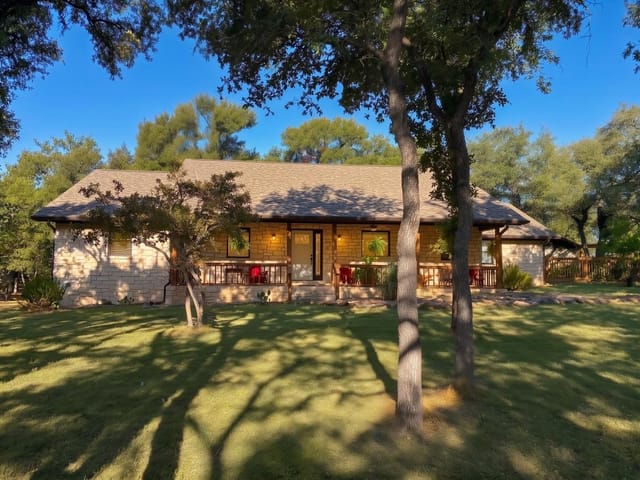 View 600 Avenida Serena 600 Avenida Serena - property photo 1 - Luxury home in Marble Falls, TX