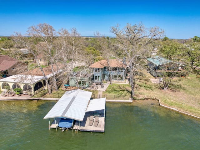 600 Deep Cove Dr