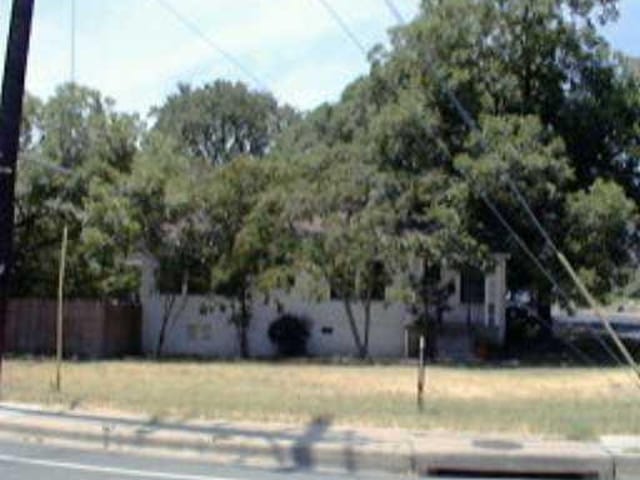 601 E LIVE OAK St
