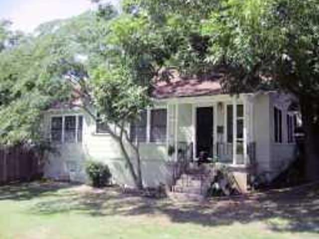 601 E LIVE OAK St
