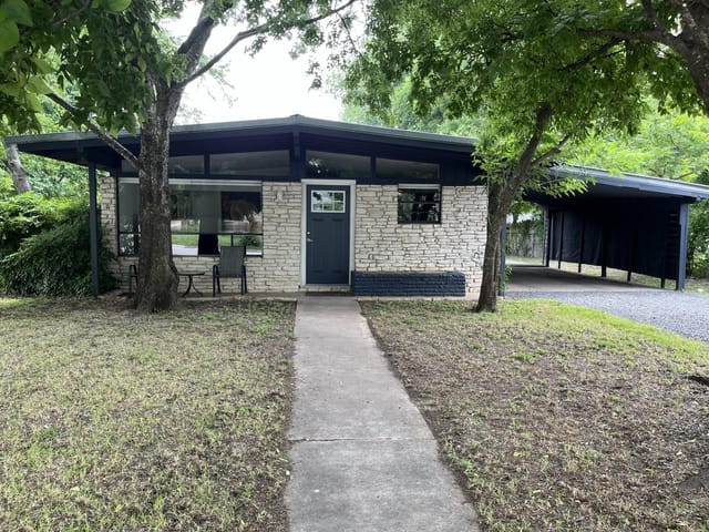 601 W Crestland Dr
