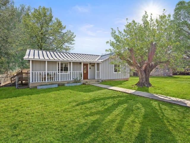601 W Cypress