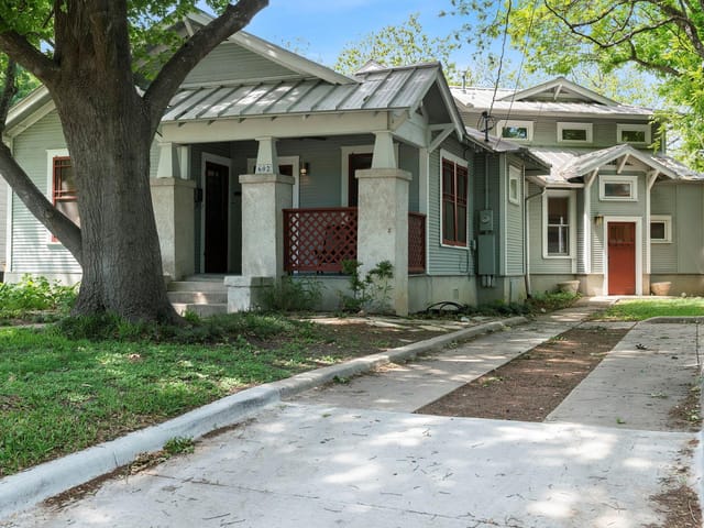 602 Academy Dr