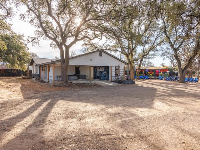 603 W Highway 290 Hwy