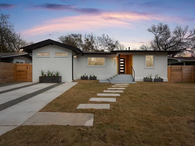 604 W Crestland Dr