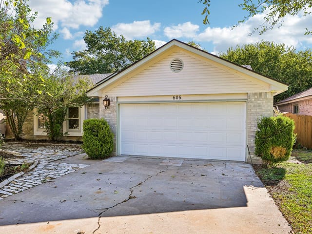 605 Hawthorne LN
