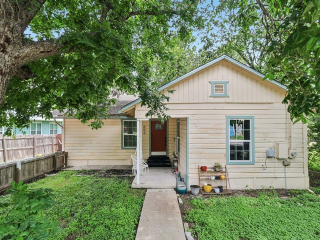 606 E Pecan ST