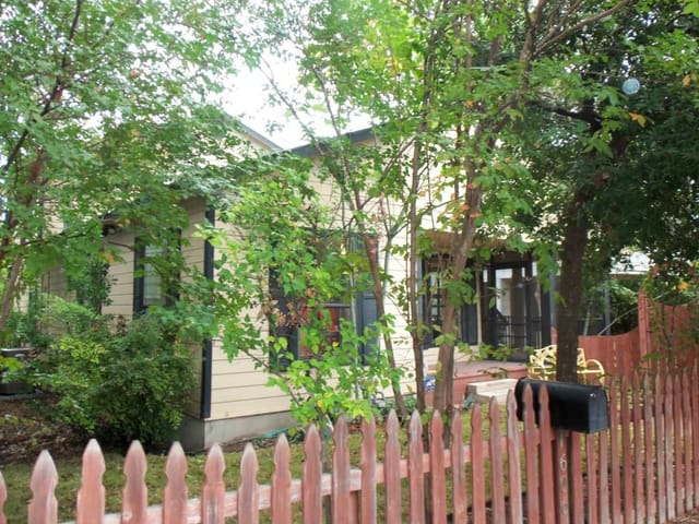 606 W Live Oak St