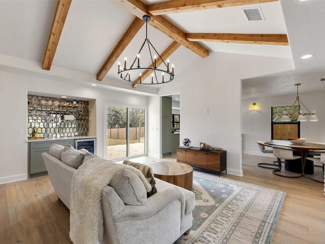 607 Liveoak DR