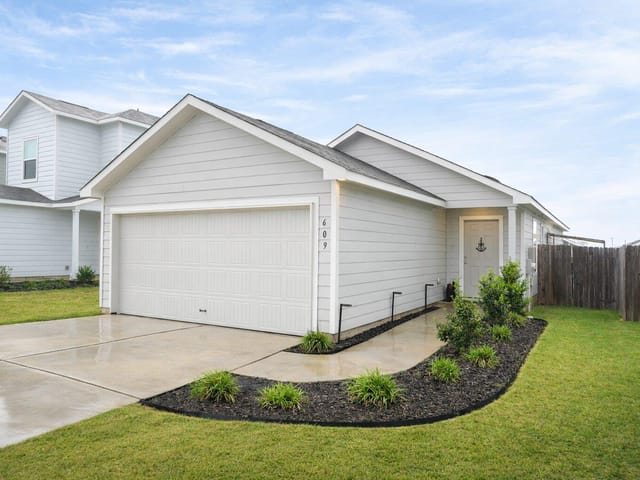 609 Marty Allen Loop