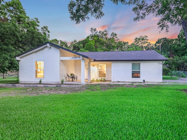 609 Redbud Trl