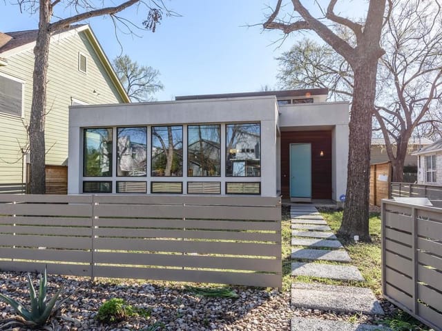 609 W Live Oak St