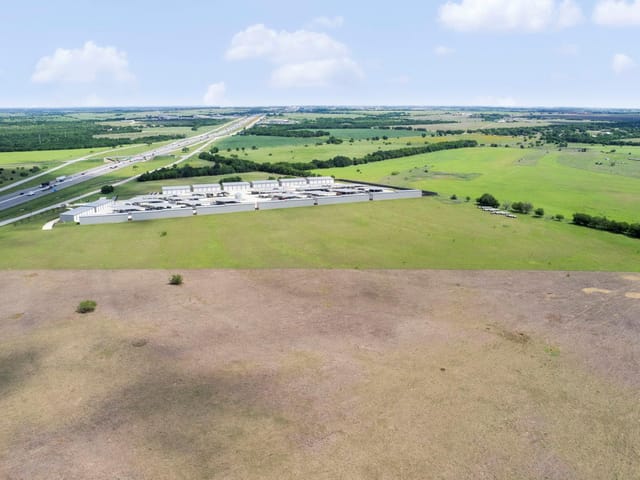 6100 N Interstate 35 - 7 Acres