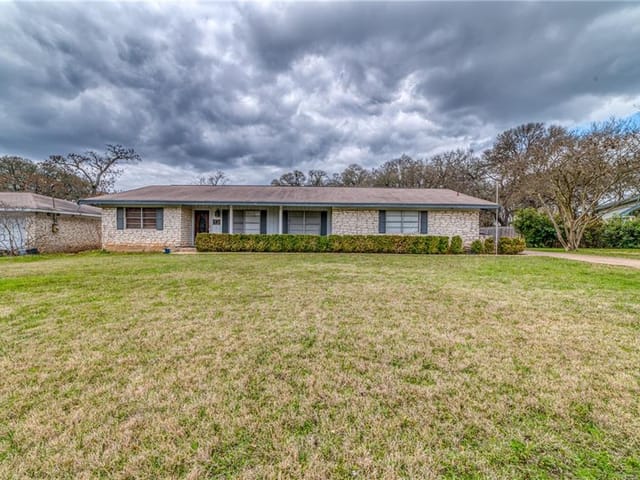 6102 Oakclaire Dr