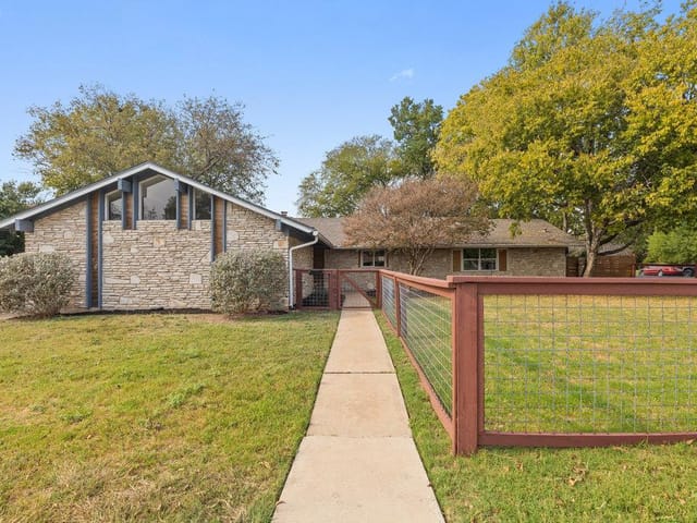 6102 Thames DR