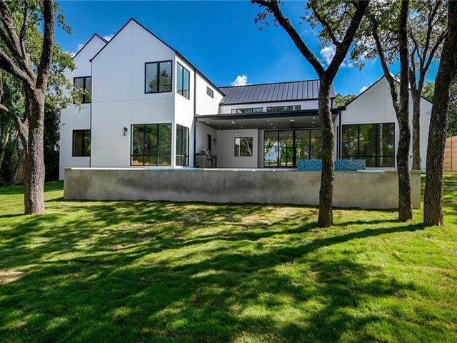 6104 Forest Hills
