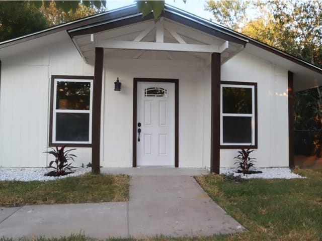 6106 Palm Cir