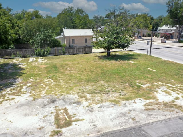 611 N Llano ST