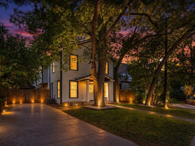 611 W Johanna ST - front exterior - Luxury home in Bouldin James E Add, Austin, TX