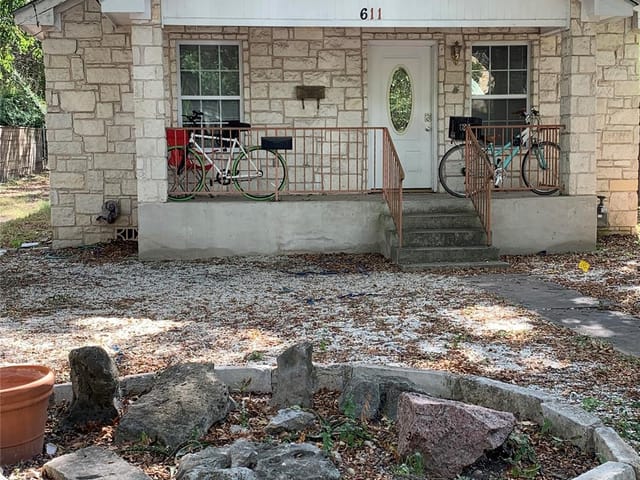 611 W Live Oak ST - property photo 1 - Luxury home in Bouldin South Ext, Austin, TX