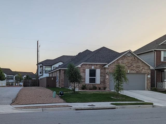 612 Ayinger LN