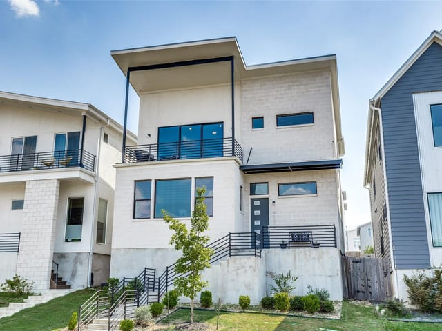 6121 Seville Dr