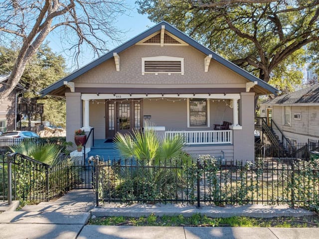 613 Baylor ST