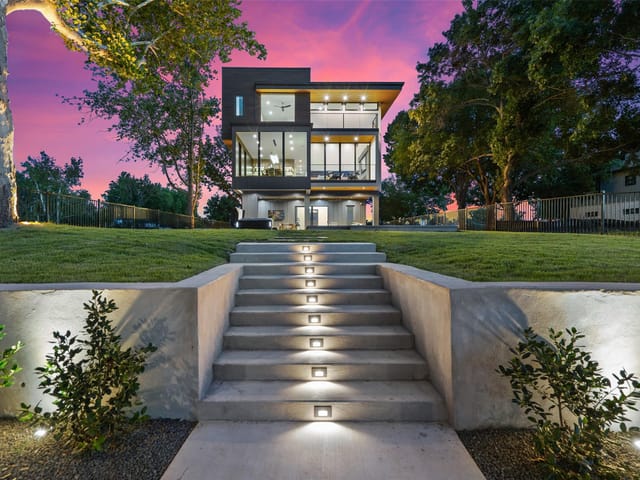 613 Lake ST
