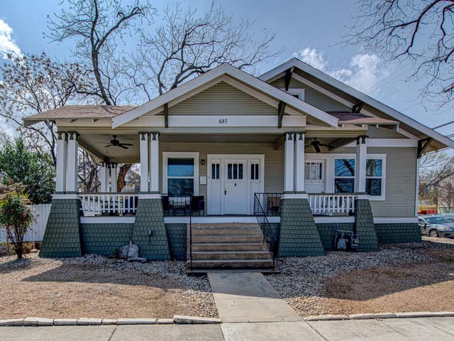 615 W 33rd St
