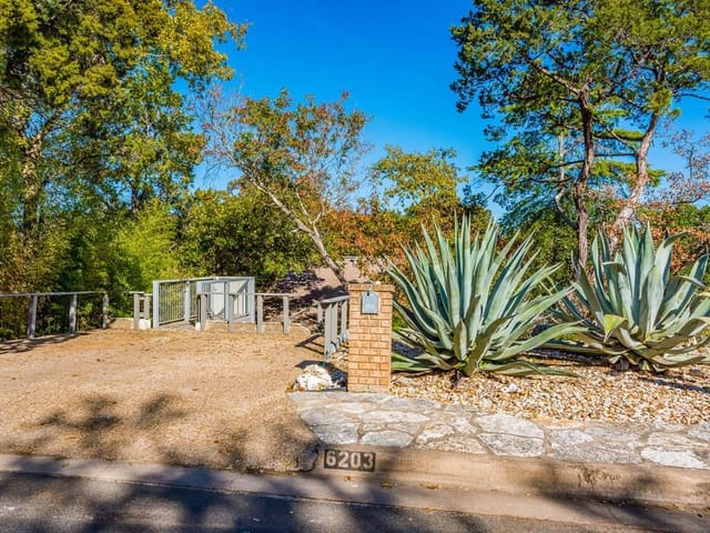 6203 Highland Hills Dr