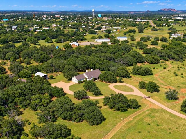627 Ranch Road 2323