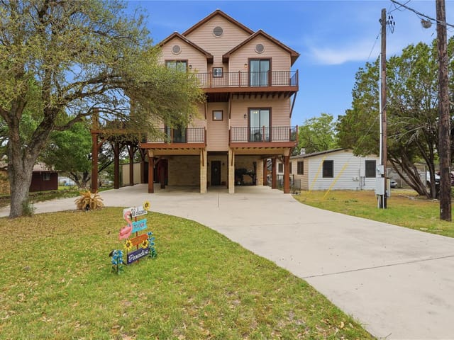 628 Country LN