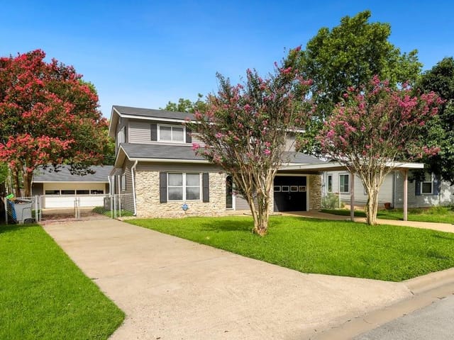 629 Amesbury Ln
