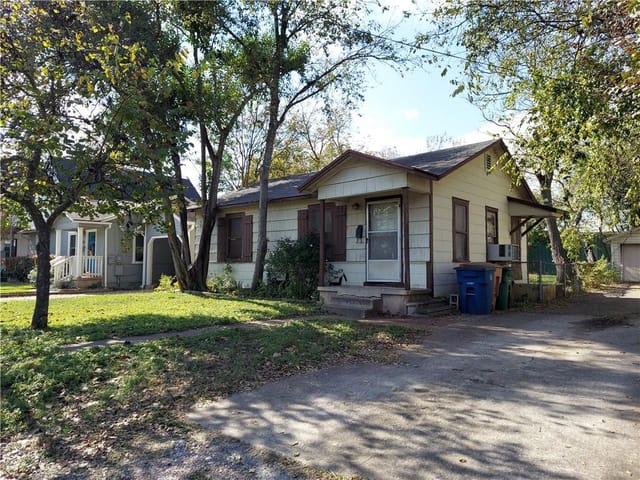 6300 Laird Dr