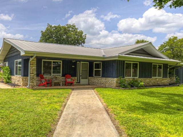 635 Riverside Path