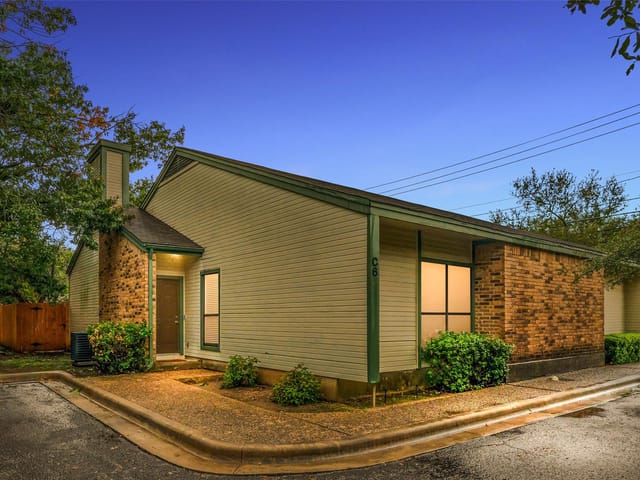 6501 Columbia Oaks Ct Unit #6