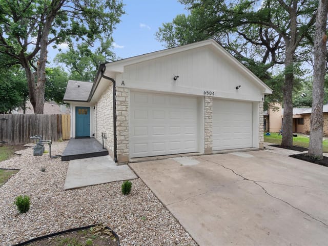 6504 Columbia Oaks Ct